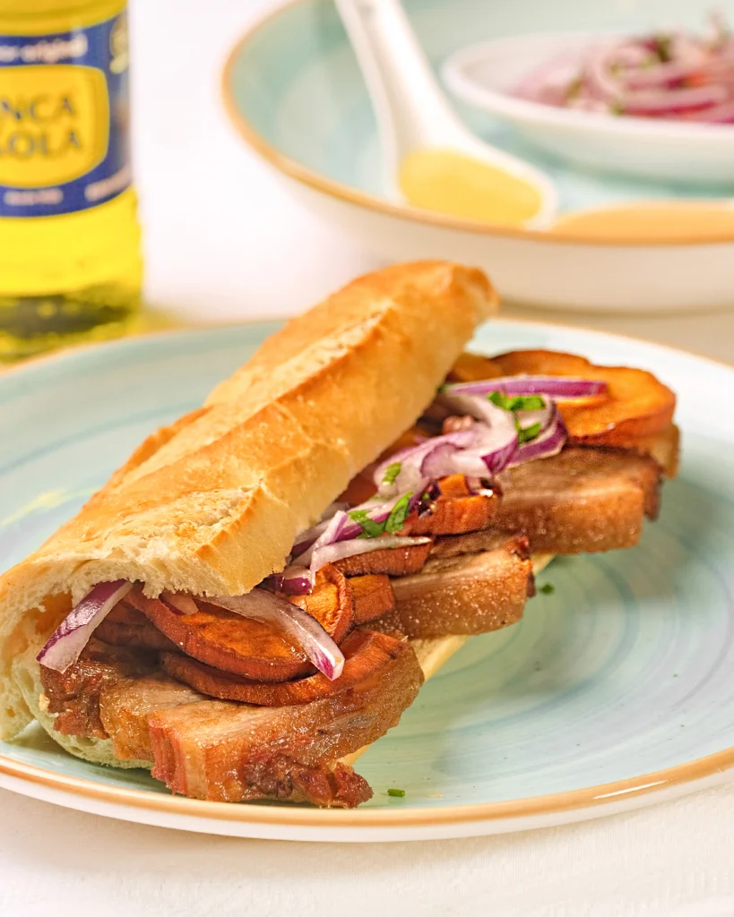 Pan con chicharron y sarza