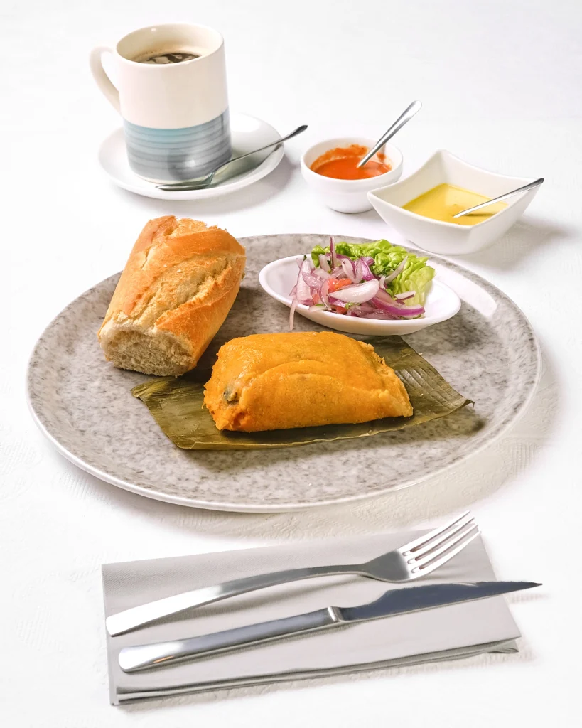 Tamal con café americano